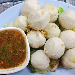 ลูกชิ้นหมูลวกจิ้ม