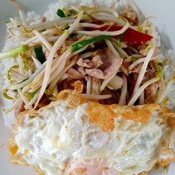 ผัดถั่วงอกหมูไข่ดาว