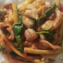 ผัดพริกแกงไก่หน่อไม้ราดข้าว