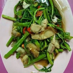 ผักบุ้งหมูกรอบ