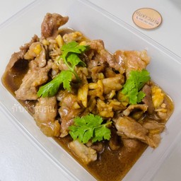 หมูกระเทียม กับข้าวบ้าน