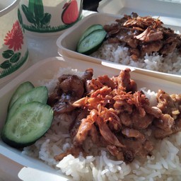 ข้าวหมูหมักกระเทียมพริกไทยดำ