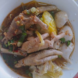 เกี๊ยวขาไก่ลูกชิ้นต้มยำโบราน
