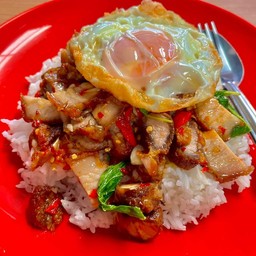 กระเพราหมูกรอบราดข้าว