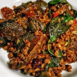 กระเพราเนื้อสับ ไข่เยี่ยวม้า ราดข้าว