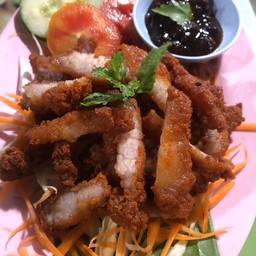 สามชั้นทอดน้ำปลา