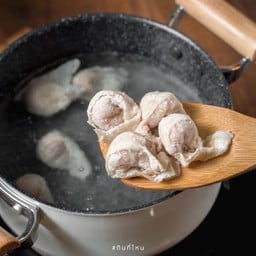 เกี๊ยวปลาแช่แข็ง 5 กล่อง กล่องละ 43 ตัว แถมน้ำจิ้ม 2 ขวด