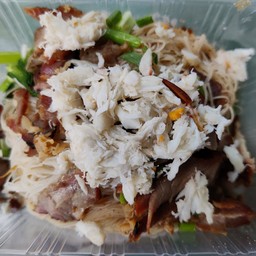 เส้นหมี่เกี๊ยว หมูแดง ปู