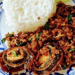 กระเพราหมูสับ ไข่เยี่ยวม้า (กับข้าว)