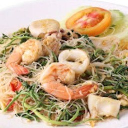 ผัดหมี่กระเฉดทะเล