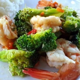 ข้าวราดผัดบล๊อคโคลี่กุ้ง