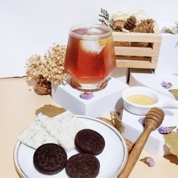 กลิ่น Choco & Caramel ( ชาอัสสัมสีทอง, กลิ่นช้อคโกแลต และ คาราเมล) แก้ว (คุ้กกี