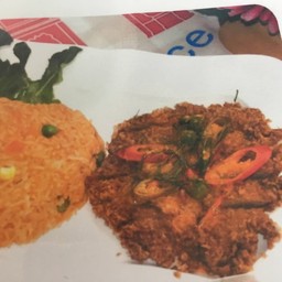 ข้าวผัดพะแนงหมูกรอบ