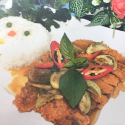 ข้าวพะแนงหมูกรอบ
