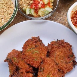 ทอดมันมันร้อนๆน้ำจ้ิมรสเด็ด