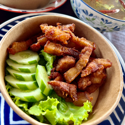 ข้าวสวยร้อนๆหมูสามชั้น(สไลด์)ทอดกรอบๆ