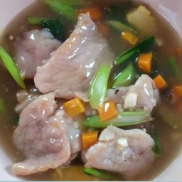 เส้นใหญ่ราดหน้าหมูหมักนุ่ม