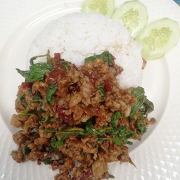 ข้าวกระเพราหมูสับ พริกแห้ง Minced Pork Basil with Rice