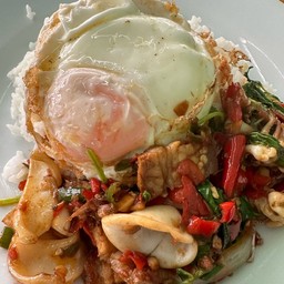 ข้าวราดกะเพราหมึก+หมูกรอบ
