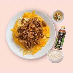 ข้าวไข่ขยี้หมูทอดกระเทียม,ชาทีพลัส