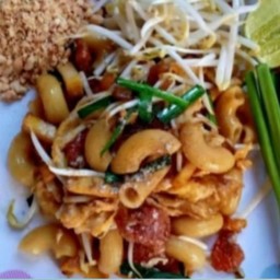มักกะโรนีผัดไทย.