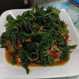 กะเพราไข่เยี่ยวม้า