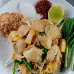 ผัดไทยไก่.