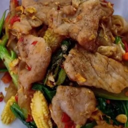 เส้นใหญ่ขี้เมาหมูนุ่มผัดไข่