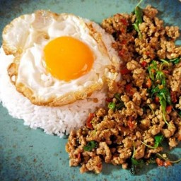 กะเพราหมูสับไข่ดาว