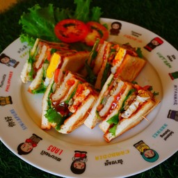 คลับแซนวิชด์ไก่และไข่ดาว