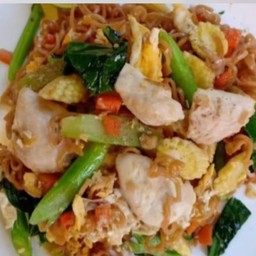 มาม่าไก่ผัดใข่