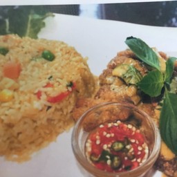 ข้าวผัดแกงเขียวหวานไก่กรอบ