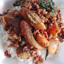 กะเพราไข่เยี่ยวม้า