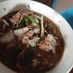 อ้อมก๋วยเตี๋ยวหมู อาหารตามสั่ง