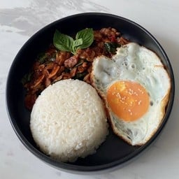 ข้าวหอยลายผัดซอสพริกเผา(ไร้เปลือก) +ไข่ดาว