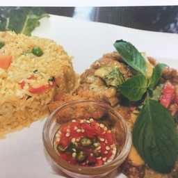 ข้าวผัดแกงเขียวหวานหมูกรอบ