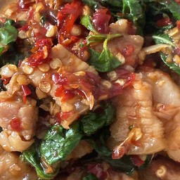 ข้าวกระเพราหมูสามชั้น(ไม่ทอด)