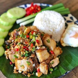 ข้าวหมูสามชั้นคั่วพริกเกลือ