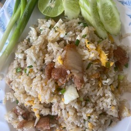 ข้าวผัดหมูกรอบ