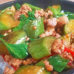 ผัดมะเขือยาวราดข้าว เนื้อหรือหมู