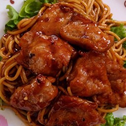 สปาเก็ตตี้ผัดซอส หมูหมักนุ่ม
