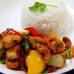 ไก่ผัดเม็ดมะม่วงราดข้าว