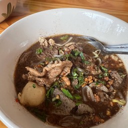 น้ำตกเส้นเล็กลูกชิ้นเนื้อสด