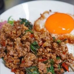 กะเพราหมูชิ้นราดข้าว +ไข่ดาว