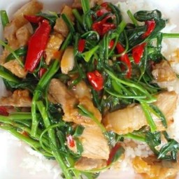 ผัดผักบุ้งหมูกรอบ