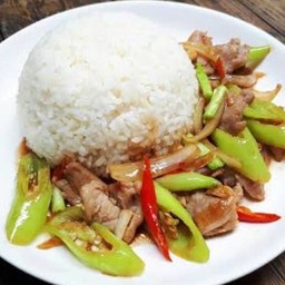 ข้าวหมูผัดพริกหยวก