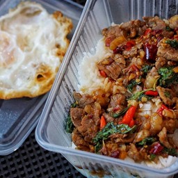 กระเพราหมูชิ้นราดข้าว