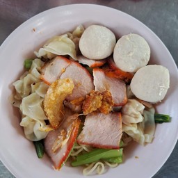 บะหมี่+เกี้ยว+หมูแดง+ลุกชิ้น