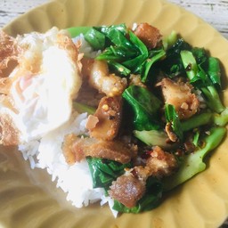 คะน้าหมูกรอบไข่ดาว