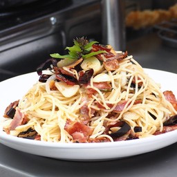 สปาเก็ตตี้ผัดพริกแห้งเบคอนทอด